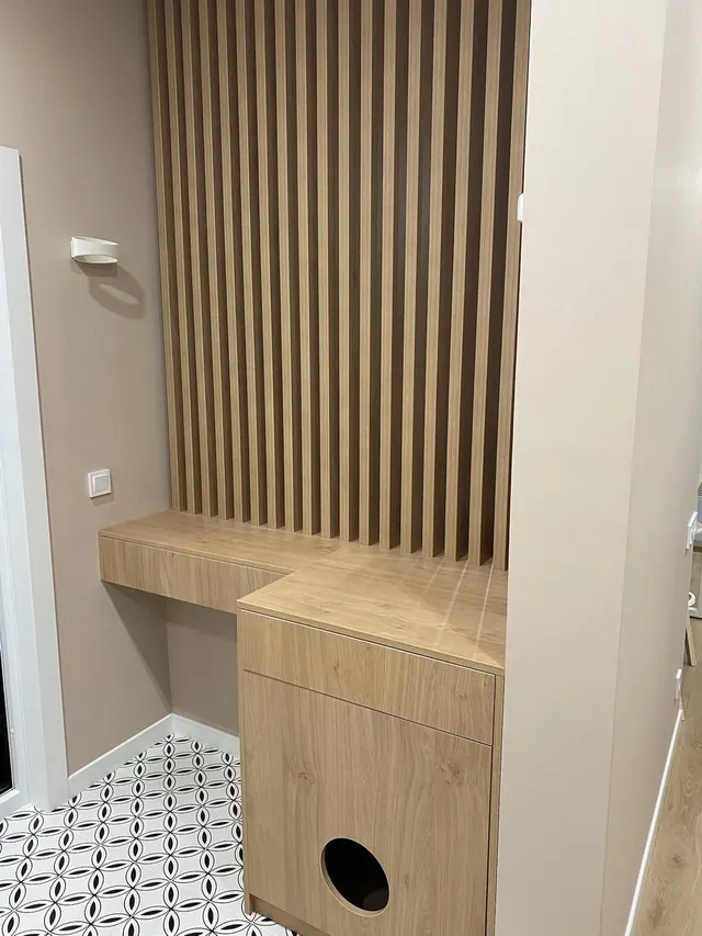 Entryway desk with slatted panel